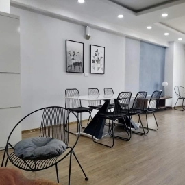 KHÔNG GIAN VĂN PHÒNG VỚI BÀN GHẾ ĐẸP HIỆN ĐẠI